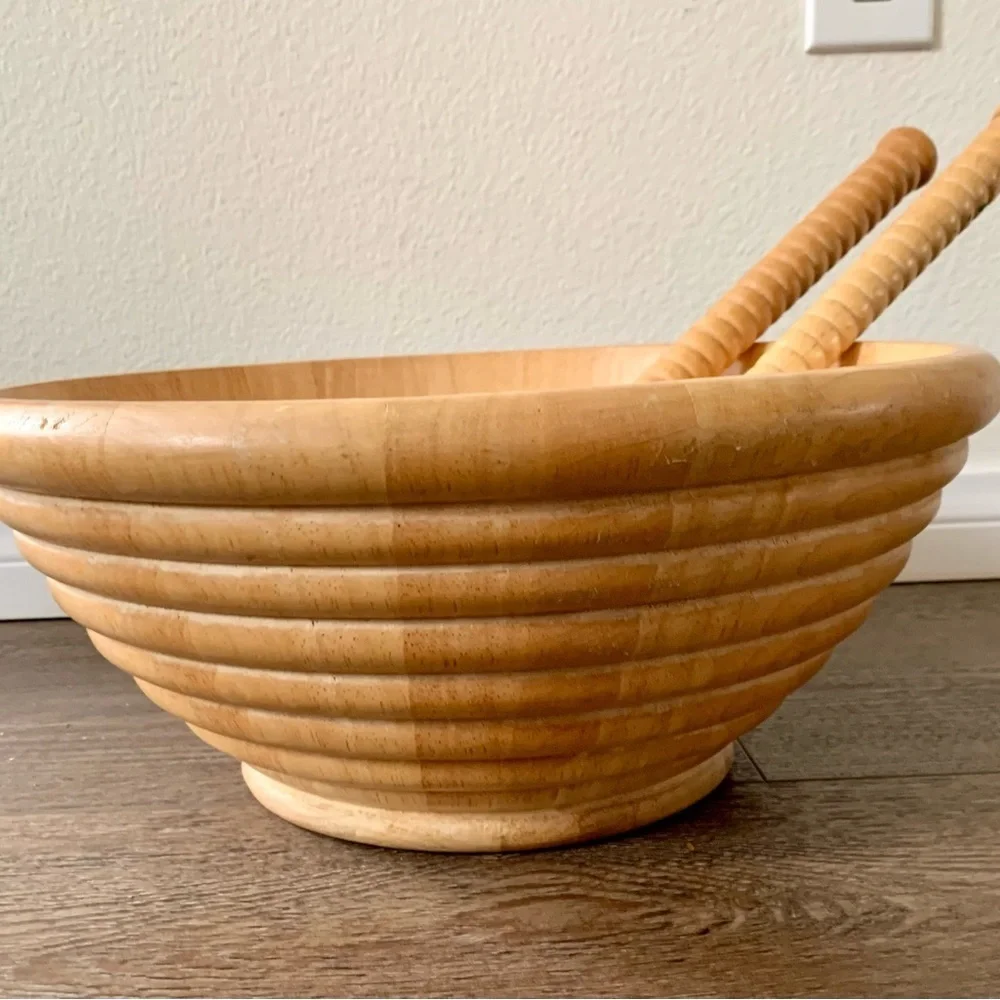 Wooden bowl with 2 spoons